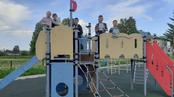 Детство звонкое смеется