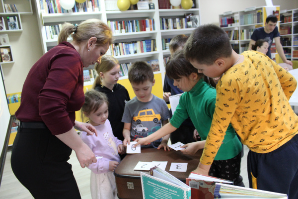 Участники клуба «Семейный меридиан» открыли двери в «Тайны книжного мира»!