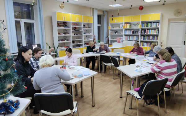 Сохраняя традиции: Библиотека открывает секреты чувашской вышивки через бисероплетение и разноцветные  бусы