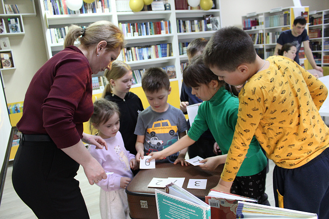 Участники клуба «Семейный меридиан» открыли двери в «Тайны книжного мира»!