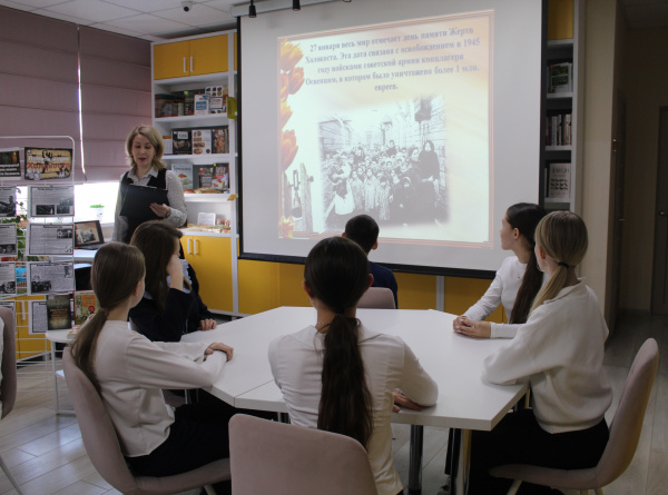 Час исторической памяти "Холокост: история, память, судьбы" в подростковом клубе "Вместе"