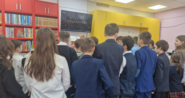 Нам подвиг Сталинграда не забыть