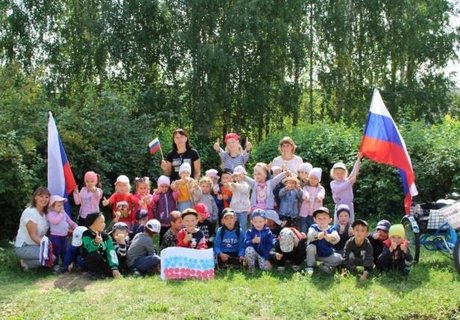 Праздничная программа «Над нами реет флаг России»