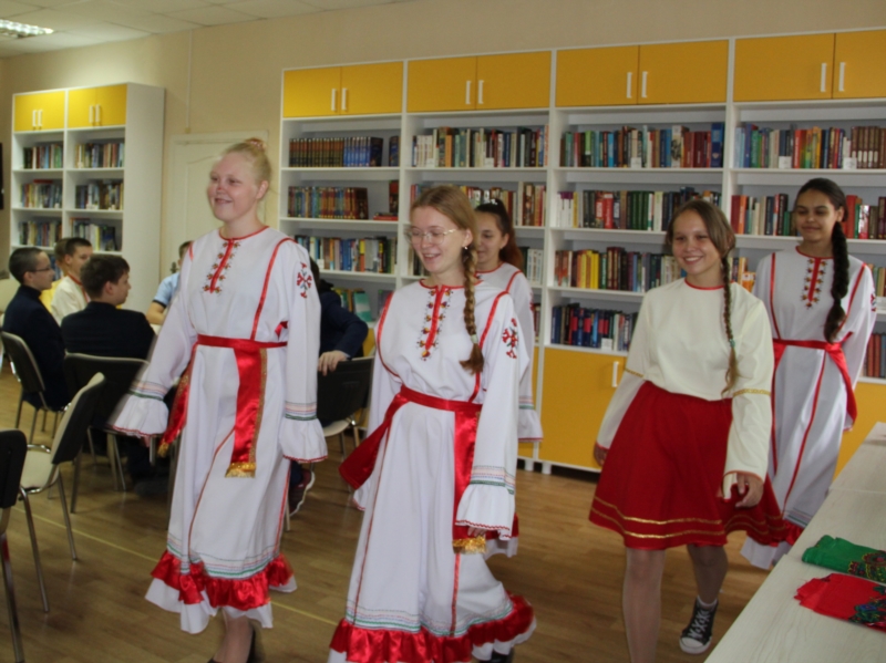 Экскурс – дефиле «Многоцветное чудо»