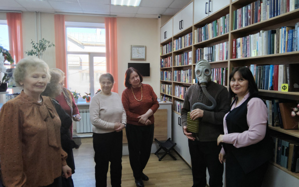 Безопасность превыше всего: практический урок по использованию противогаза в Центральной библиотеке!