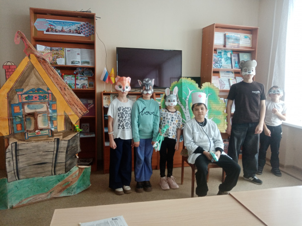 Как хорошо, что есть театр - познавательно- игровая программа в Икковской сельской  библиотеке
