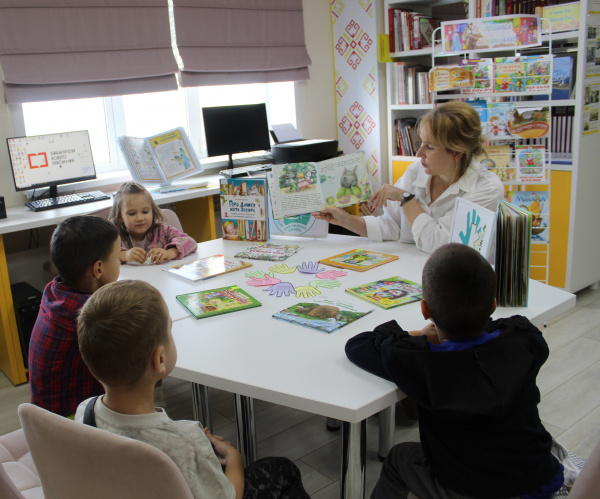 С книгой в руках