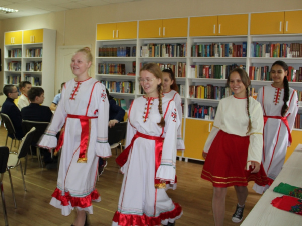 Экскурс – дефиле «Многоцветное чудо»