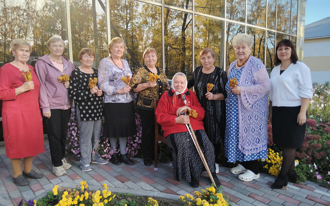 Тепло осени: создаем цветы из листьев