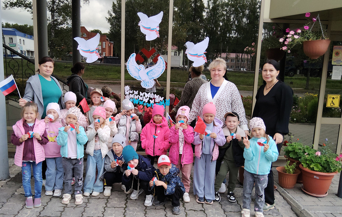 Праздник с пользой: День российского флага в Центральной библиотеке Праздник с пользой: День российского флага в Центральной библиотеке