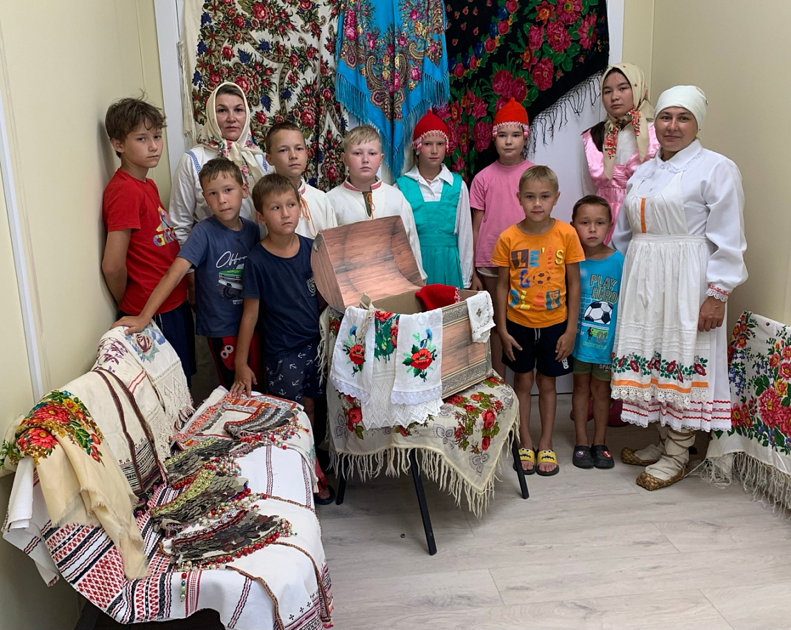 "Старинные наряды бабушкиного сундучка" - этночас в Большекатрасьской сельской библиотеке
