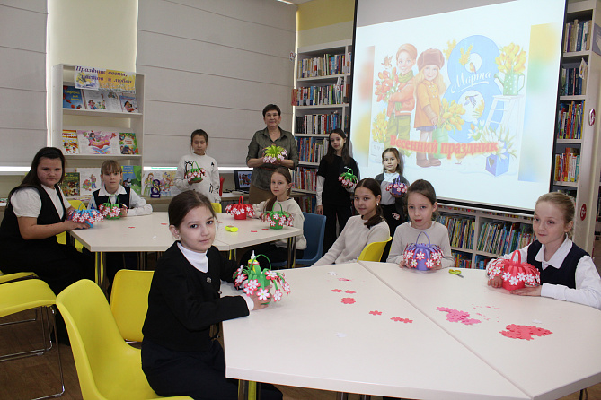 Для наших милых мам цветы благоухают – час хорошего настроения в  Кшаушской сельской библиотеке