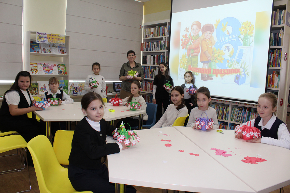 Для наших милых мам цветы благоухают – час хорошего настроения в  Кшаушской сельской библиотеке
