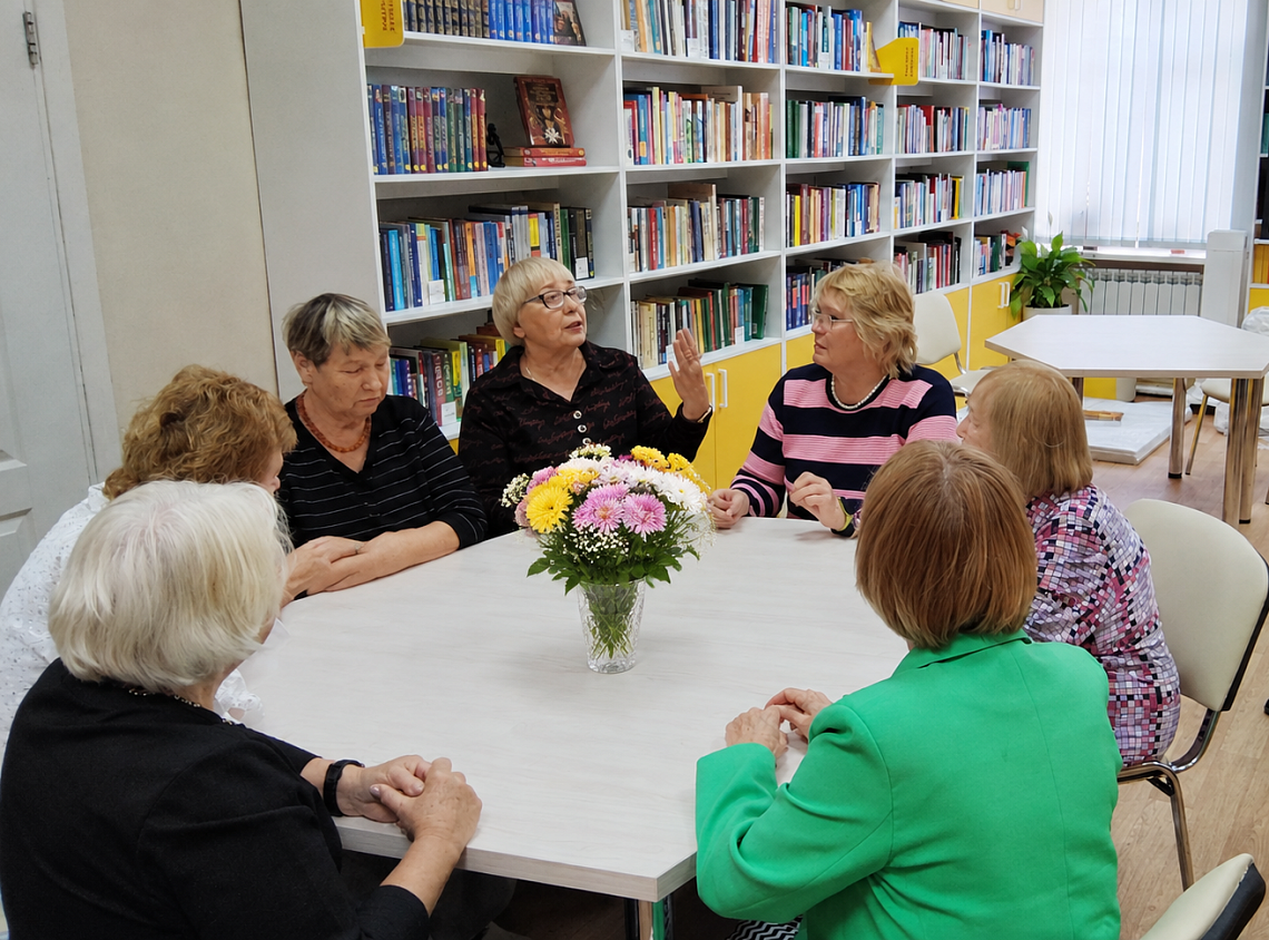 «Время расцветать»: в Центральной библиотеке отметили День пожилого человека с молодежным задором