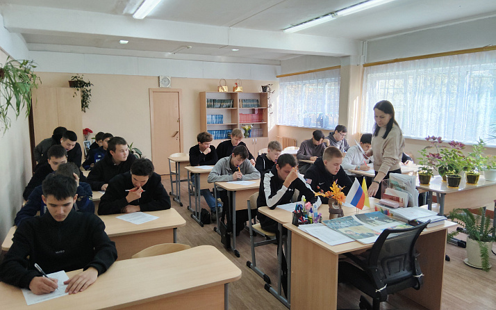 Центральная библиотека приняла участие во Всероссийской олимпиаде «Символы России. В дружбе народов — единство России»