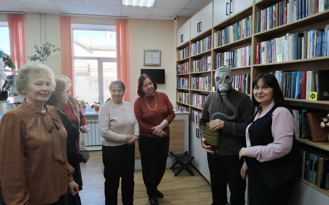 Безопасность превыше всего: практический урок по использованию противогаза в Центральной библиотеке!