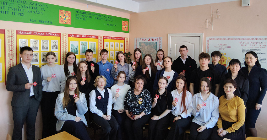 Погружение в культуру: школьники создают броши с чувашской вышивкой