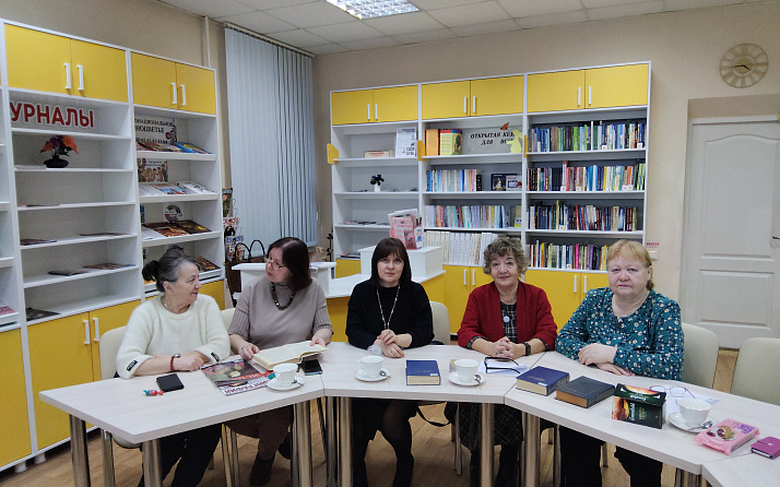 "Женщина с книгой" о гениях Золотого века.