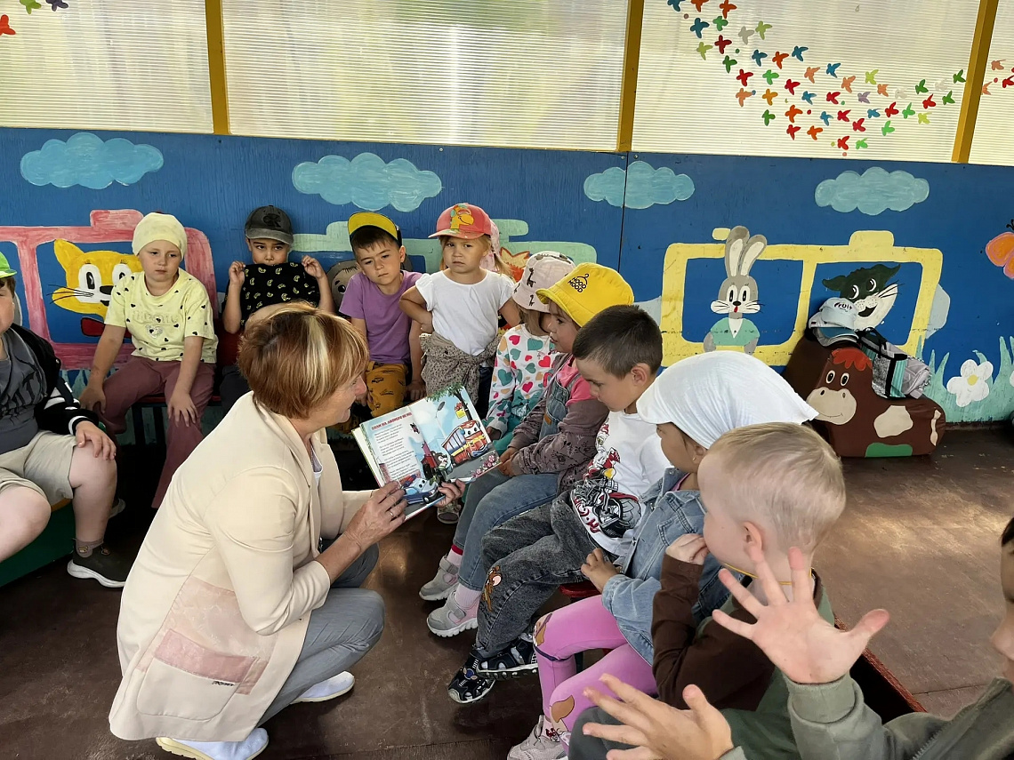 Библиотекари в гостях у дошколят: Учимся безопасности летом!