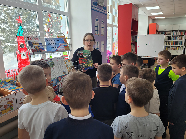 Наша армия стоит, труд и сон людей хранит…